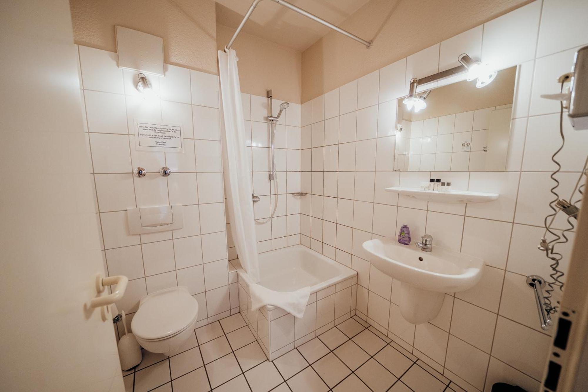 Guestified Liyana Hotel Ратинген Экстерьер фото