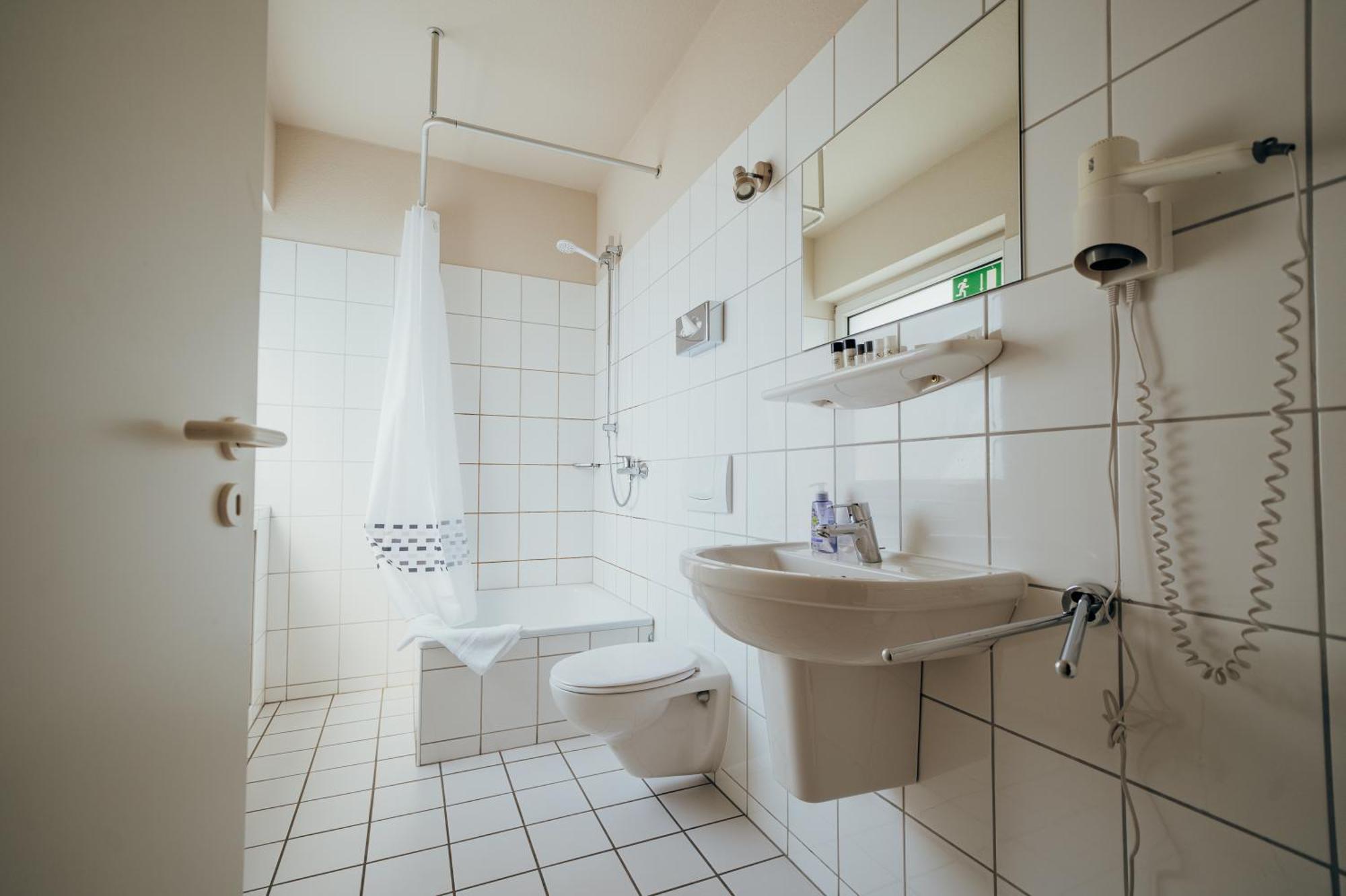 Guestified Liyana Hotel Ратинген Экстерьер фото